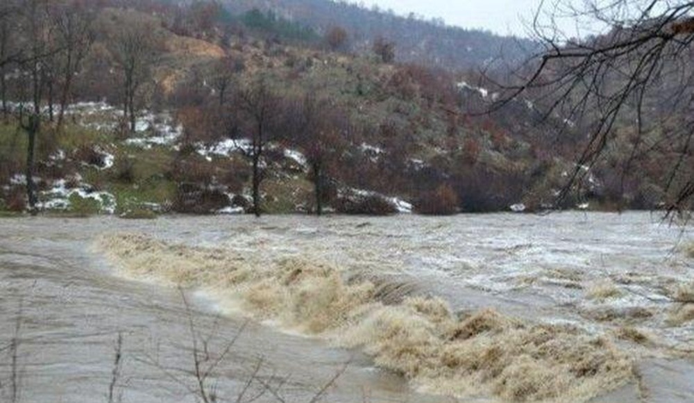 Спасени са двама бедстващи работници на багер, след като машината се оказала във водите на придошлата река Арда