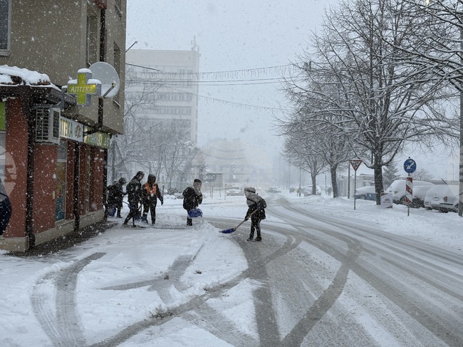 Нормална е зимната обстановка в Самоков, движението се осъществява при зимни условия