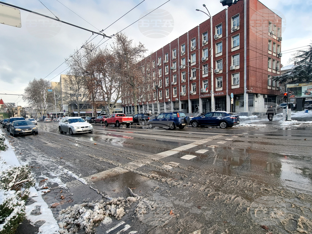 Всички улици в Плевен трябва да бъдат почистени до асфалт, каза заместник-кметът Христо Кочев