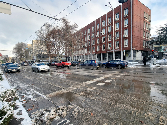 Всички улици в Плевен трябва да бъдат почистени до асфалт, каза заместник-кметът Христо Кочев