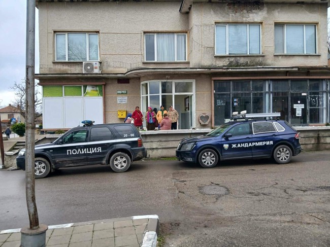 Полицейски екипи охраняват пощи и банки в малките населени места в област Сливен във връзка с приемането на еврото