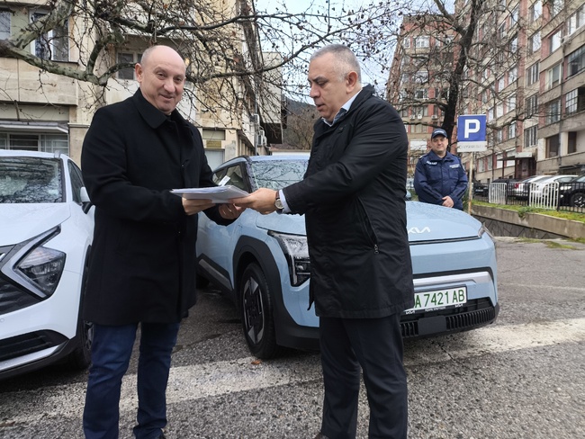 Община Сливен дарява три нови автомобила на сливенската полиция 