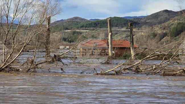 Обилни валежи предизвикаха наводнения и евакуации в Северна Македония
