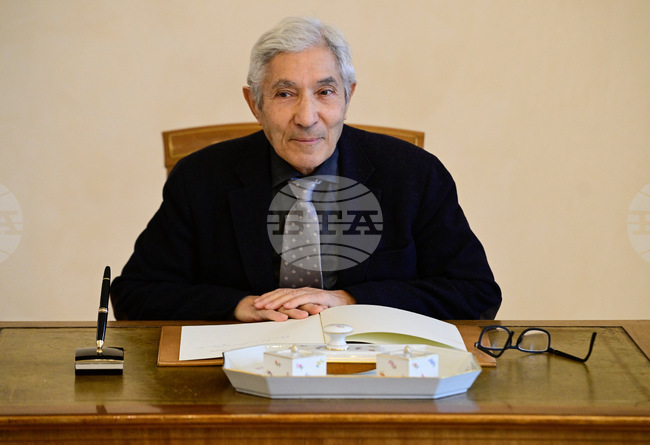 Писателят Буалем Сансал може да бъде избран за член на Френската академия почти три месеца, след като беше освободен от затвора в Алжир