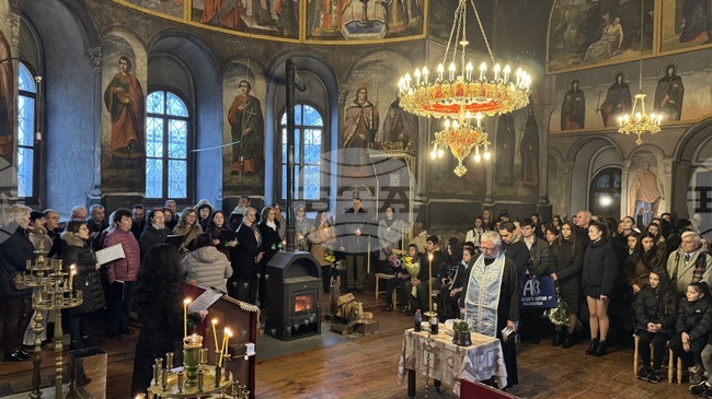 Със заупокойна молитва и поднасяне на венци и цветя в Казанлък отбелязаха 148-ата годишнина от освобождението на града