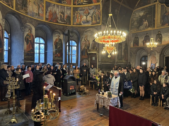 Със заупокойна молитва и поднасяне на венци и цветя в Казанлък отбелязаха 148-ата годишнина от освобождението на града