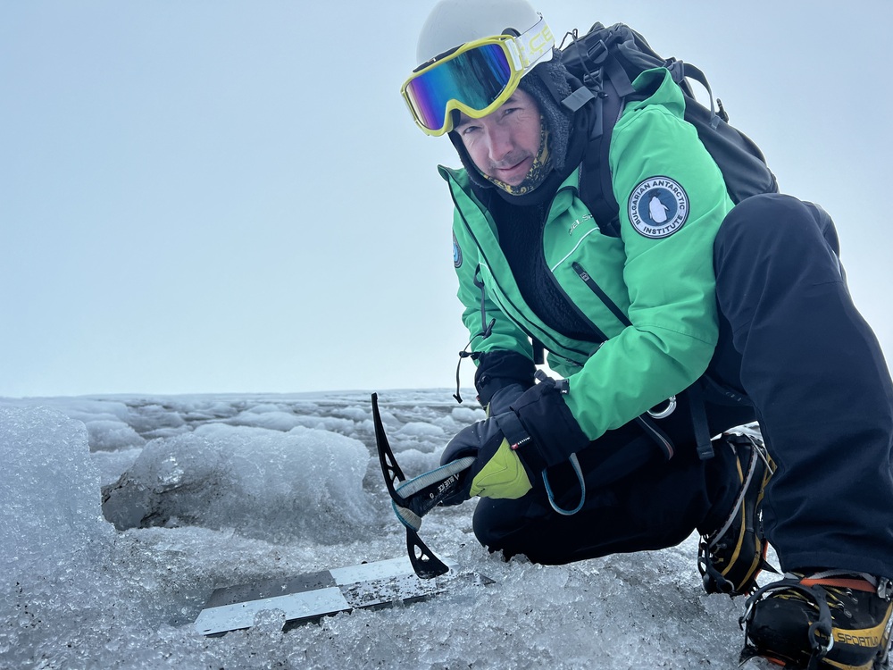Работата на българската антарктическа база Св. Климент Охридски по време на 34-тата българска антарктическа експедиция е в разгара си