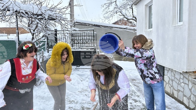 В самоковското село Доспей пресъздадоха вековна традиция за Бабинден 
