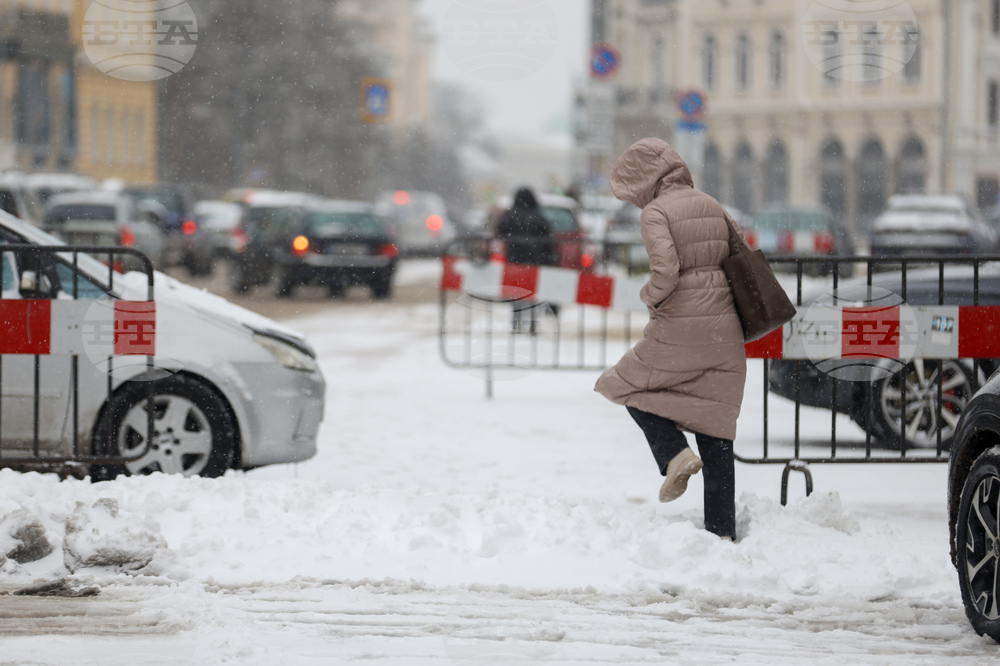 Half of Bulgaria Hit by Heavy Snowfall, Disturbances Reported in Some Parts