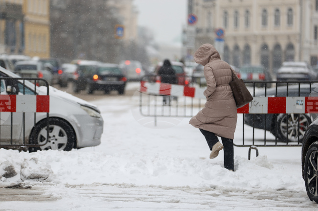 Half of Bulgaria Hit by Heavy Snowfall, Disturbances Reported in Some Parts