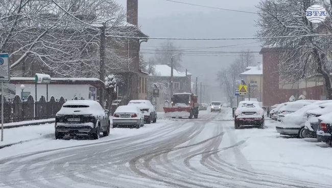 Нормална е зимната обстановка в Самоков, движението се осъществява при зимни условия