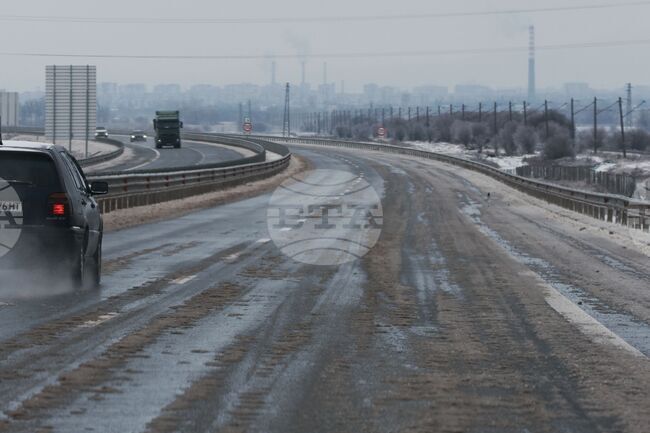 Заледен е пътят по магистрала "Европа" в посока София в района на Костиндброд 