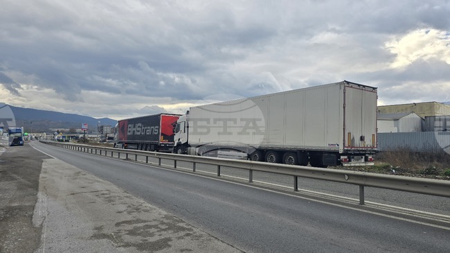 Движението за тежкотоварни автомобили през граничния преход „Кулата-Промахон“ е преустановено