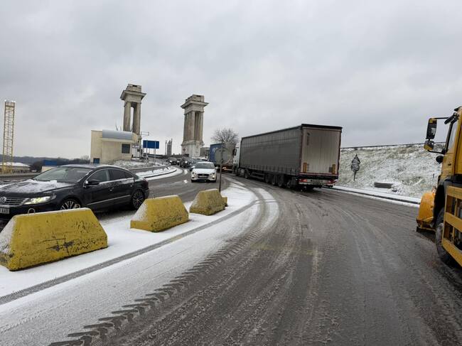 ОА Русе: Проходими при зимни условия са пътищата по републиканската пътна мрежа в Русенска област. Без ток е част от Две могили