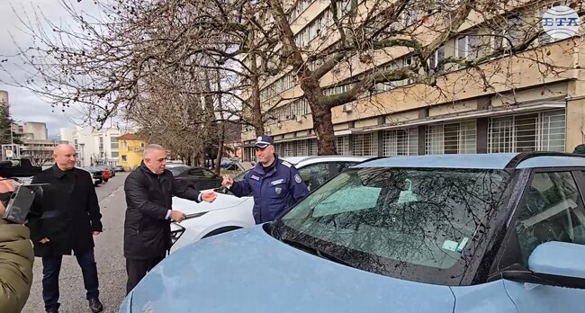 Община Сливен дари три автомобила на полицията за близо 90 000 евро