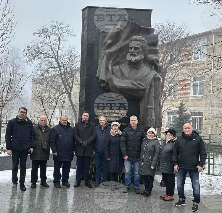 Flowers and Tributes Mark Hristo Botev’s Birth Anniversary in Chisinau and Corten