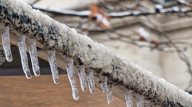 Над 11 000 домакинства в Румъния са без ток заради лошото време; проблеми има и с железопътния трафик