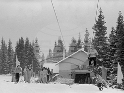 Скиори очакват с нетърпение пускането на новия ски лифт в движение