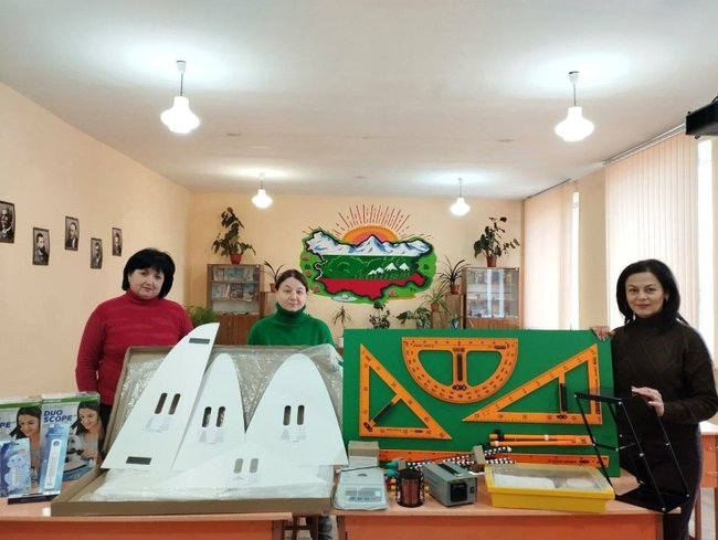 Модерно оборудване за кабинетите по биология, математика и физика получиха 12 училища от Арцизката община в Болградски район, Украйна 