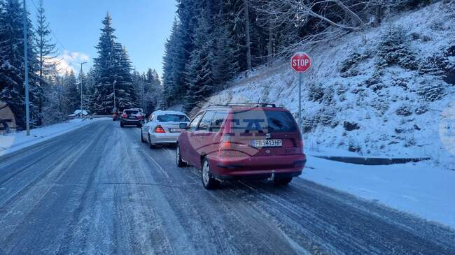 Заледен е пътят Пампорово-Смолян, има опашки от изчакващи автомобили