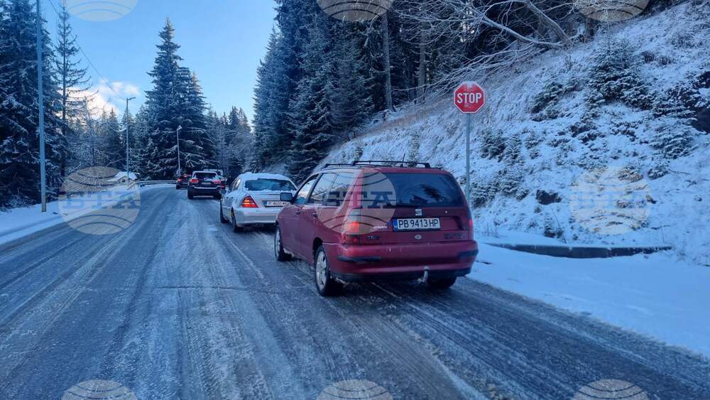 Заледен е пътят Пампорово-Смолян, има опашки от изчакващи автомобили