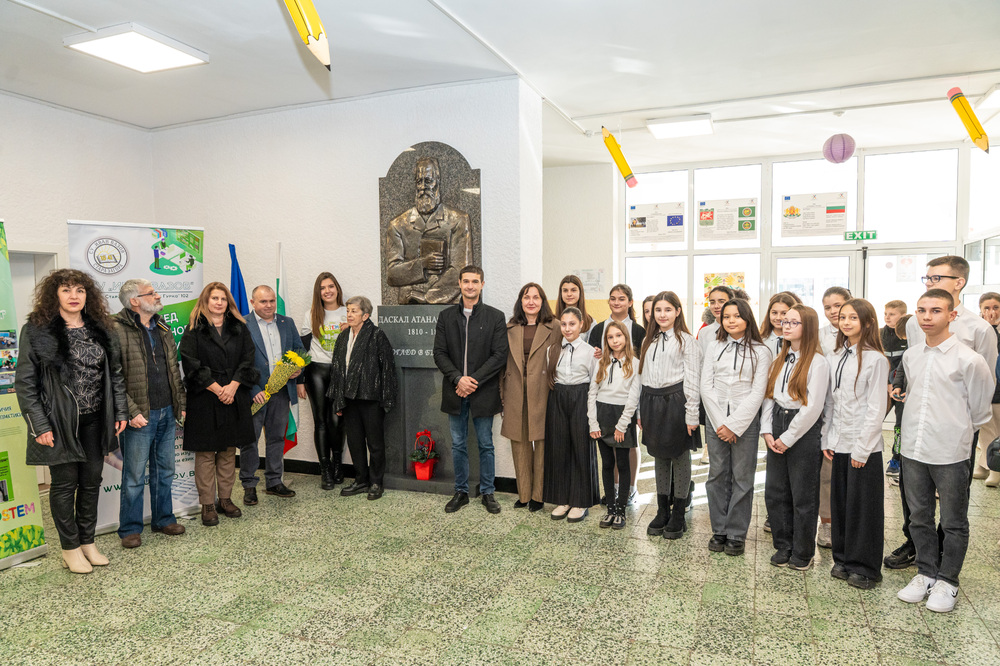 Община Стара Загора: Откриха барелеф на доайена на светското образование в Стара Загора