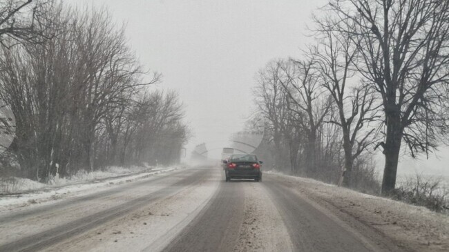 Снегонавявания заради силния вятър затрудняват движението по пътя Русе – Бяла, има проблеми с електрозахранването в редица населени места