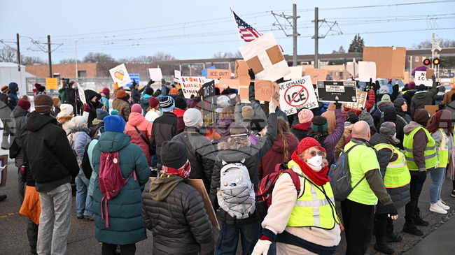 Бюрото за криминални разследвания на Минесота заяви, че се оттегля от разследването на агент на имиграционните власти, застрелял жена 
