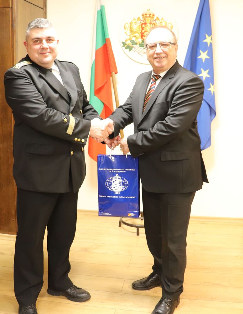 Областна администрация Русе: Над 3500 студенти и курсанти се обучават във Висшето военноморско училище във Варна