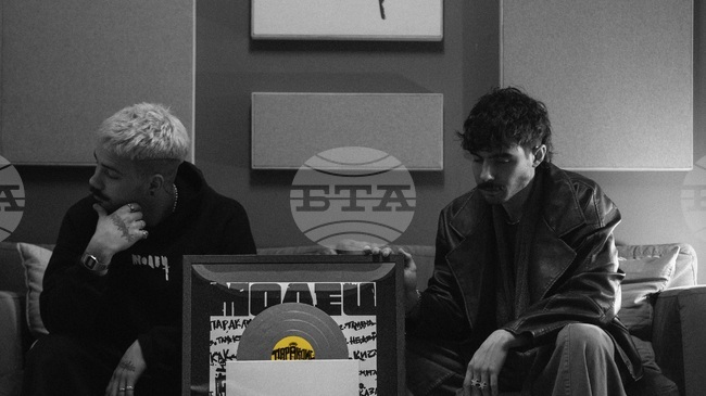 Вторият студиен албум на „Молец“ е с платинен статус