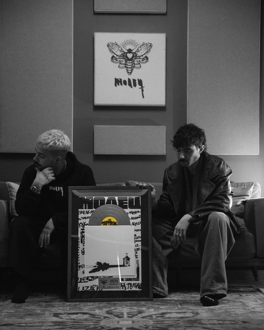 Вторият студиен албум на „Молец“ е с платинен статус