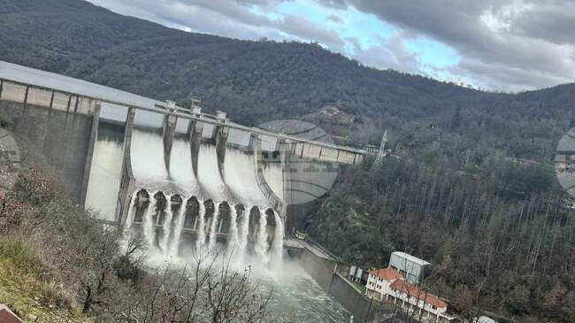 Язовир „Ивайловград" прелива с 6,348 кубика вода в секунда, съобщиха от Общината 