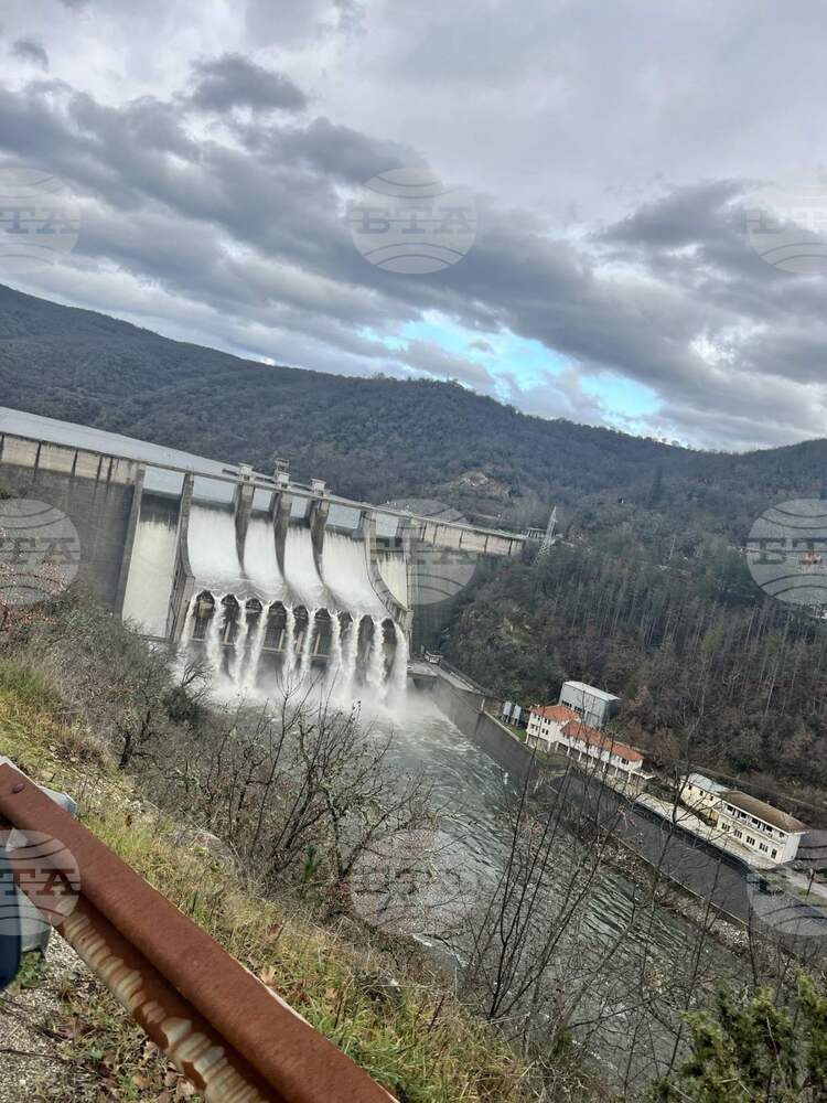 Язовир "Ивайловград" продължава да прелива 