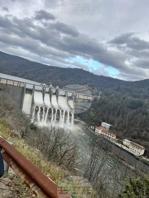 Язовир „Ивайловград" прелива с 6,348 кубика вода в секунда, няма заплаха за населението, съобщиха от Общината 