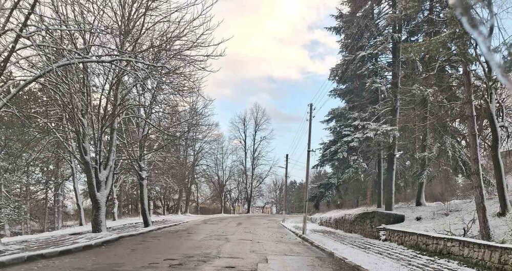 Общо шест снегопочистващи машини започнаха обработка със сол на общинската пътна мрежа в Шуменско