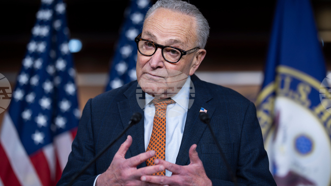 Лидерът на демократите в Сената на САЩ иска да блокира президентските мита срещу европейците заради Гренландия