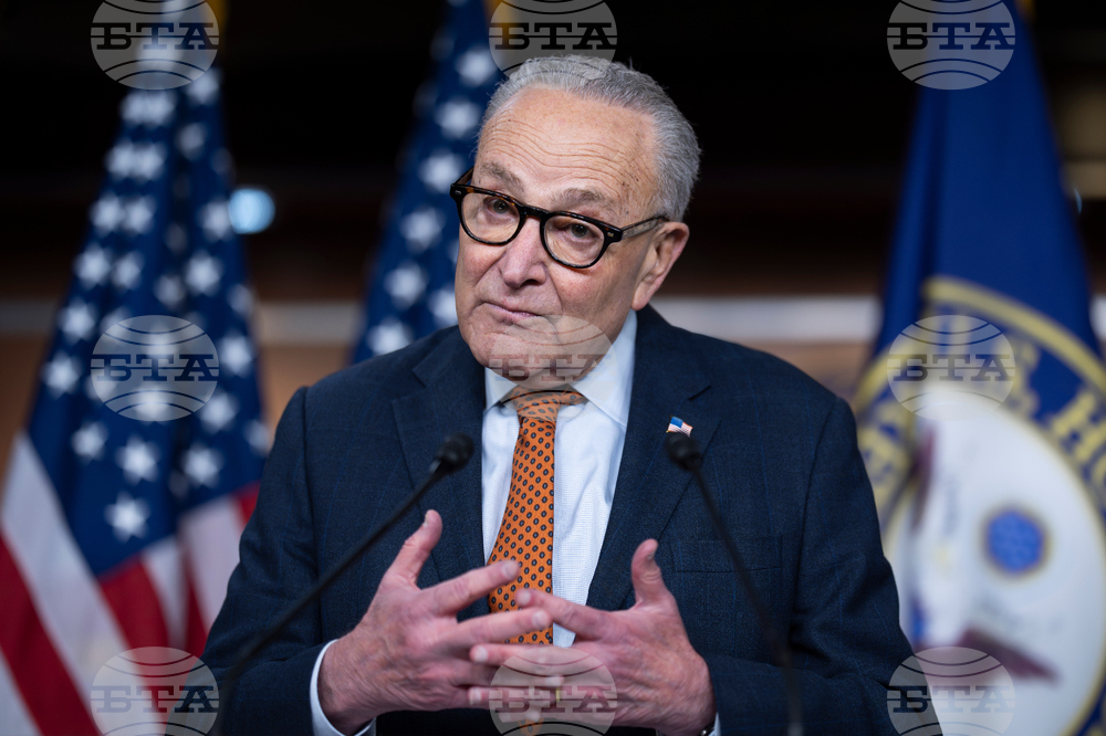 Лидерът на демократите в Сената на САЩ иска да блокира президентските мита срещу европейците заради Гренландия