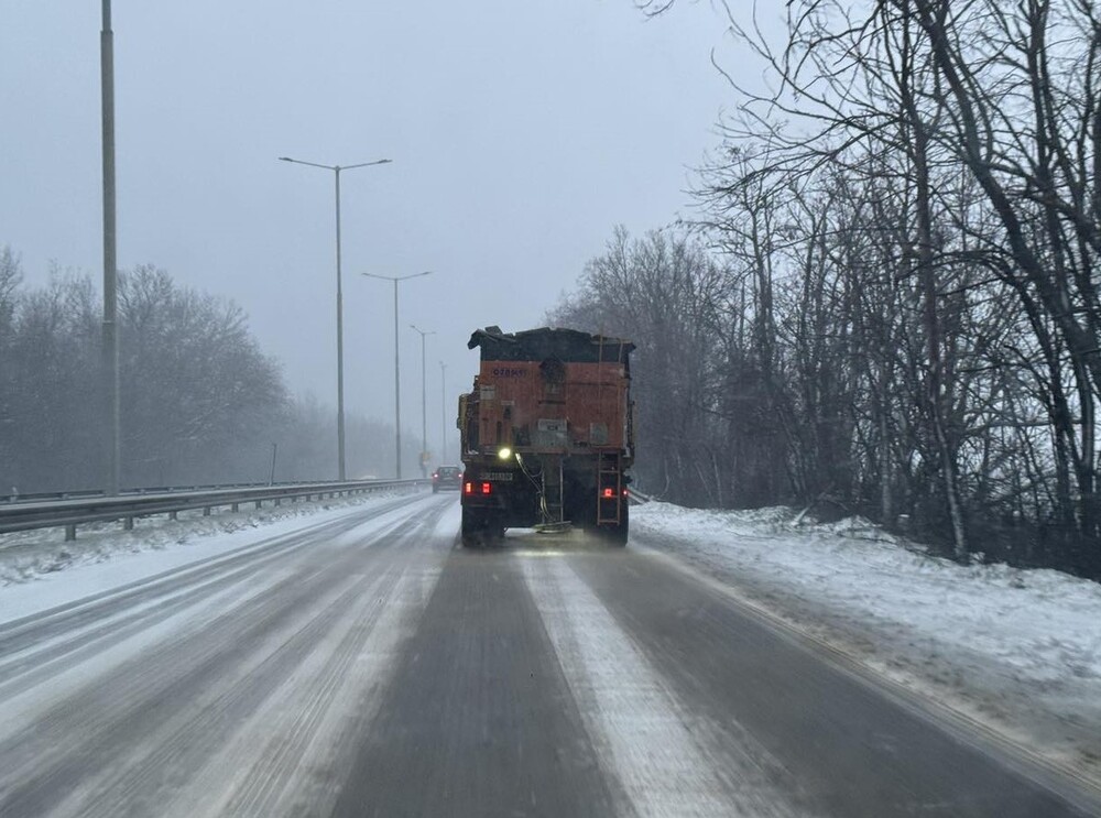  Община Русе: Общинските екипи продължават дейностите по третиране на пътната мрежа при усложнени зимни условия в Русе