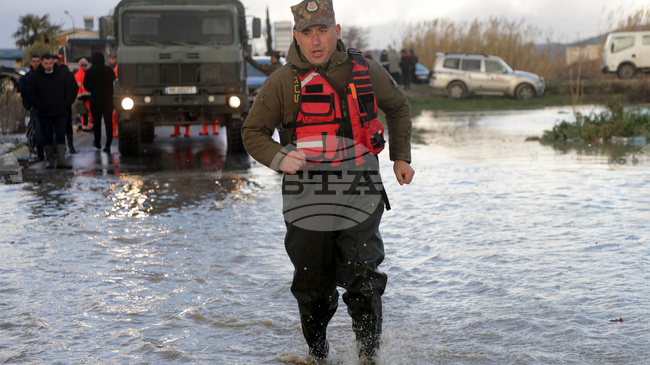 Усложнена ситуация в Албания и Косово заради обилните снеговалежи и дъждове; албанските въоръжени сили издирват мъж, отнесен от придошла река 