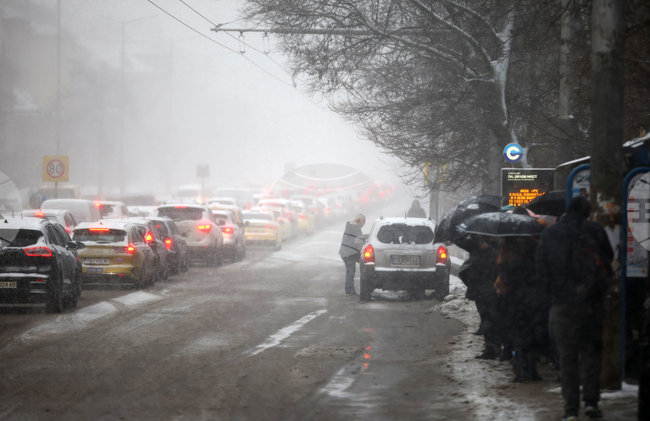 Столичната полиция призова шофьорите да не пътуват с автомобилите си заради зимната обстановка в града