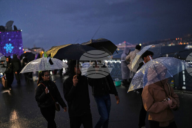 Обилни валежи, бурни ветрове и ниски температури затрудняват живота в Истанбул; една жена е пострадала
