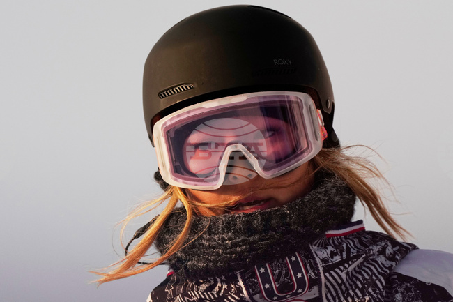 Олимпийската шампионка по сноуборд Клоуи Ким е под въпрос за Игрите в Италия заради травма на рамото след падане на тренировка