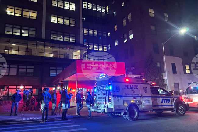 Мъж, въоръжен с остър предмет, беше застрелян от полицията в болница в Бруклин 