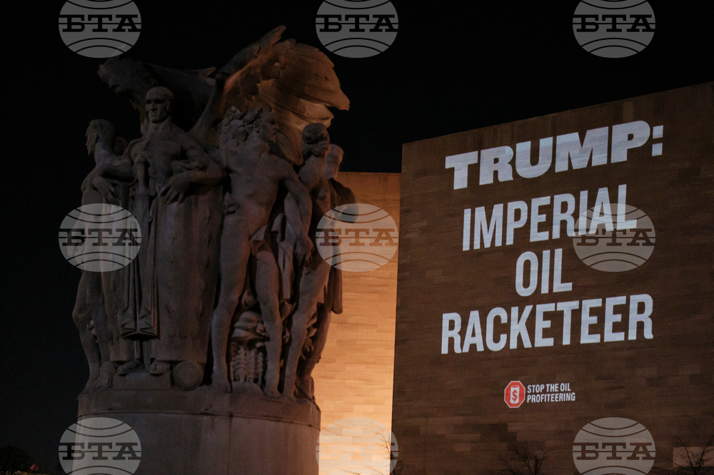 Projection Targets Trump Ahead of Venezuela Oil Talks