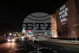 Projection Targets Trump Ahead of Venezuela Oil Talks