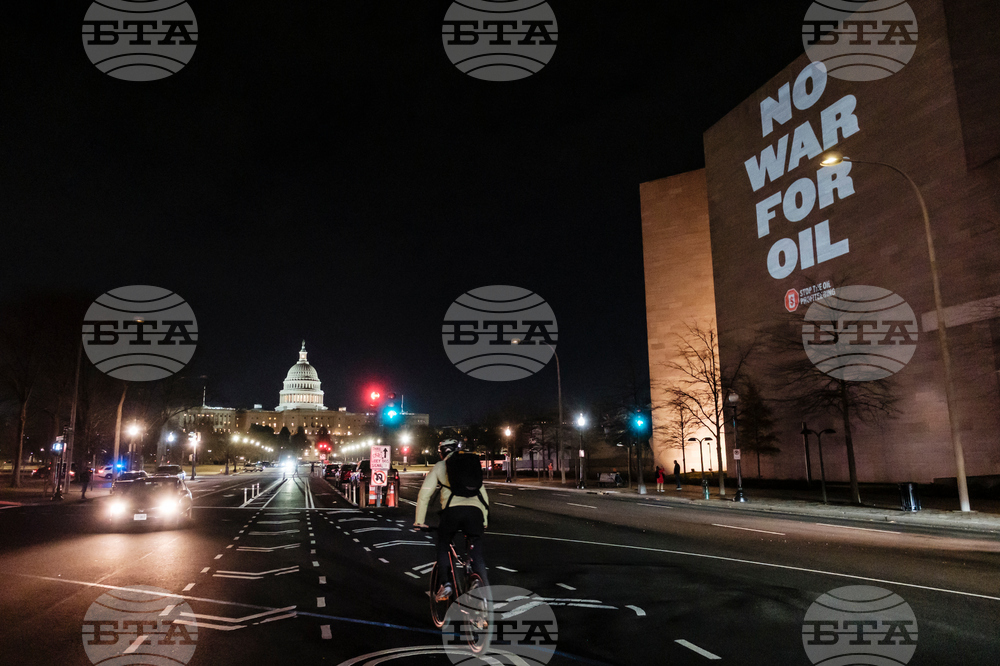 Projection Targets Trump Ahead of Venezuela Oil Talks