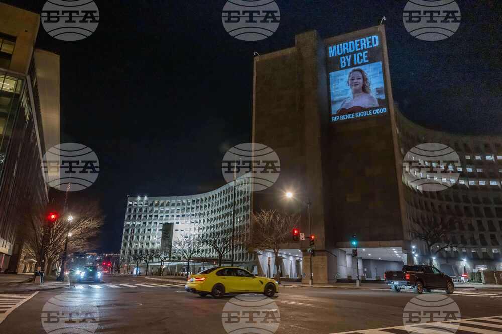 Activists Project Message Condemning ICE After Killing of Minneapolis Woman