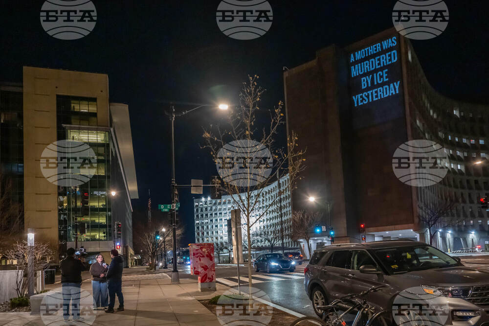 Activists Project Message Condemning ICE After Killing of Minneapolis Woman