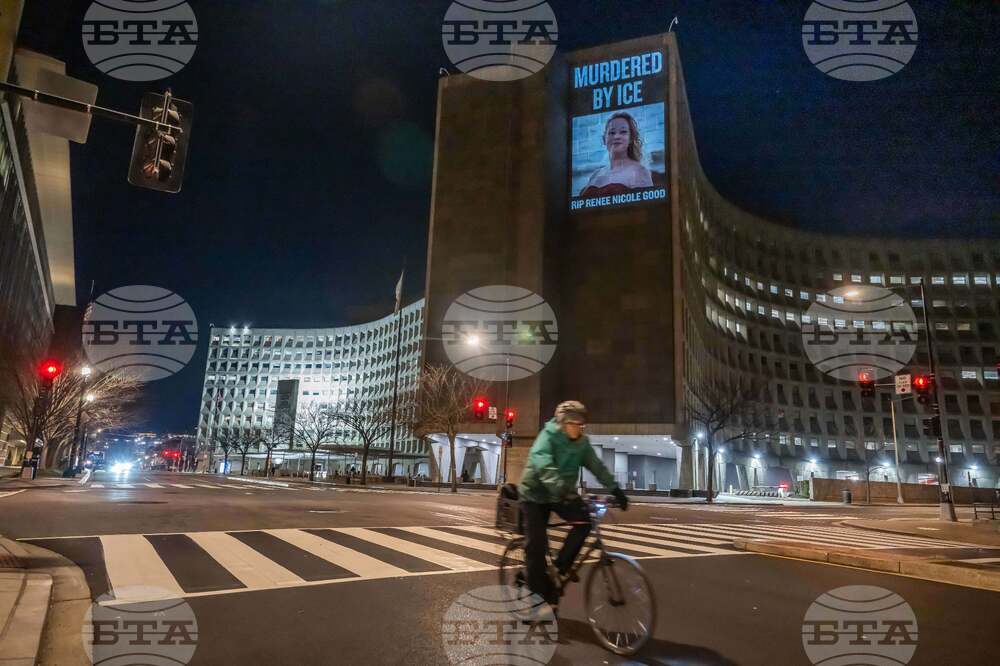 Activists Project Message Condemning ICE After Killing of Minneapolis Woman