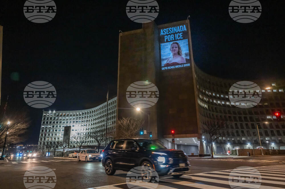 Activists Project Message Condemning ICE After Killing of Minneapolis Woman